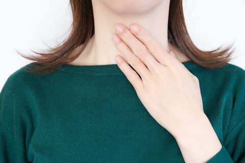 花粉症でも喉は痛くなる？治療法や特徴的な症状を紹介します