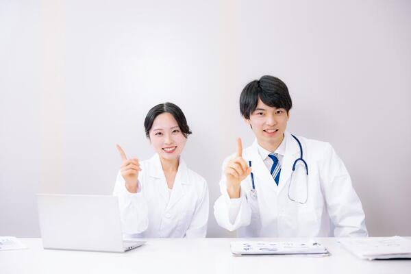 女性医師と男性医師
