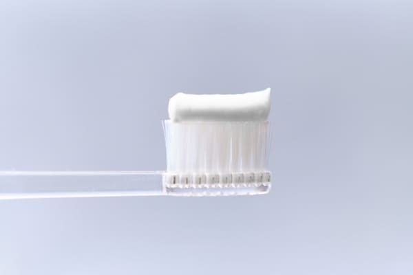 歯ブラシと歯磨き粉の画像