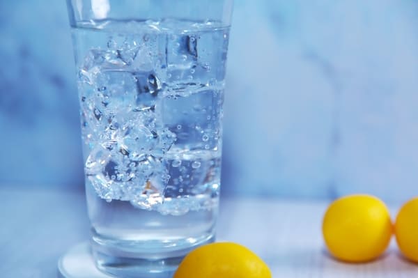炭酸水とレモンの画像