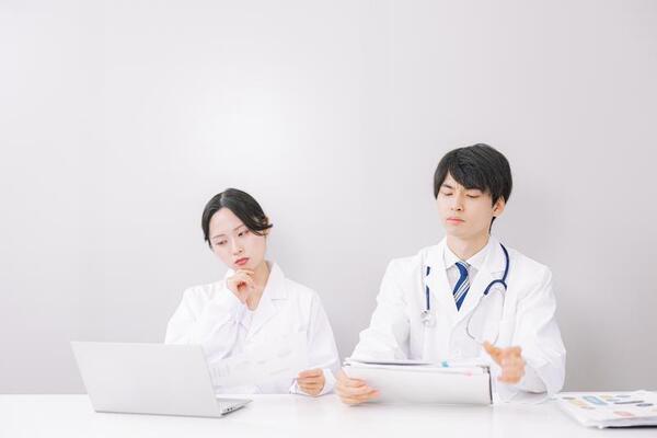 女性医師と男性医師