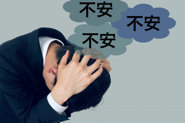 心労がたたっている男性の画像