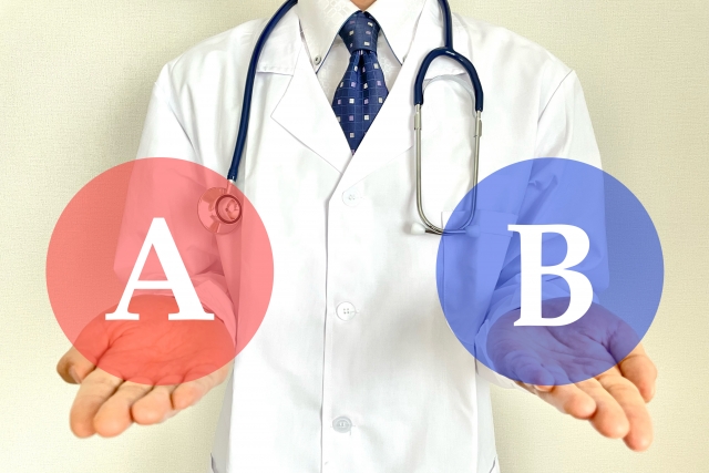 白衣を着た男性がAかBか提示している画像
