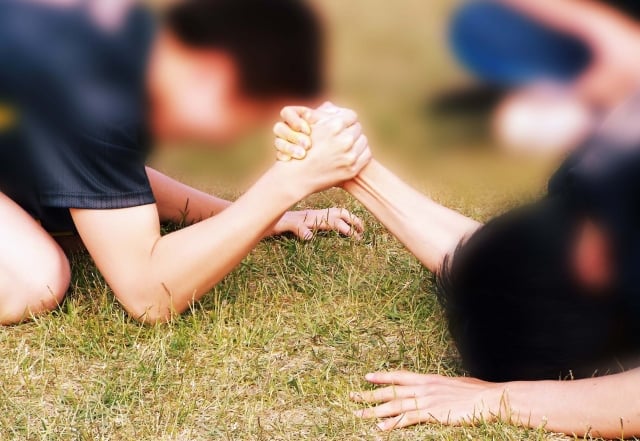腕相撲をしている画像